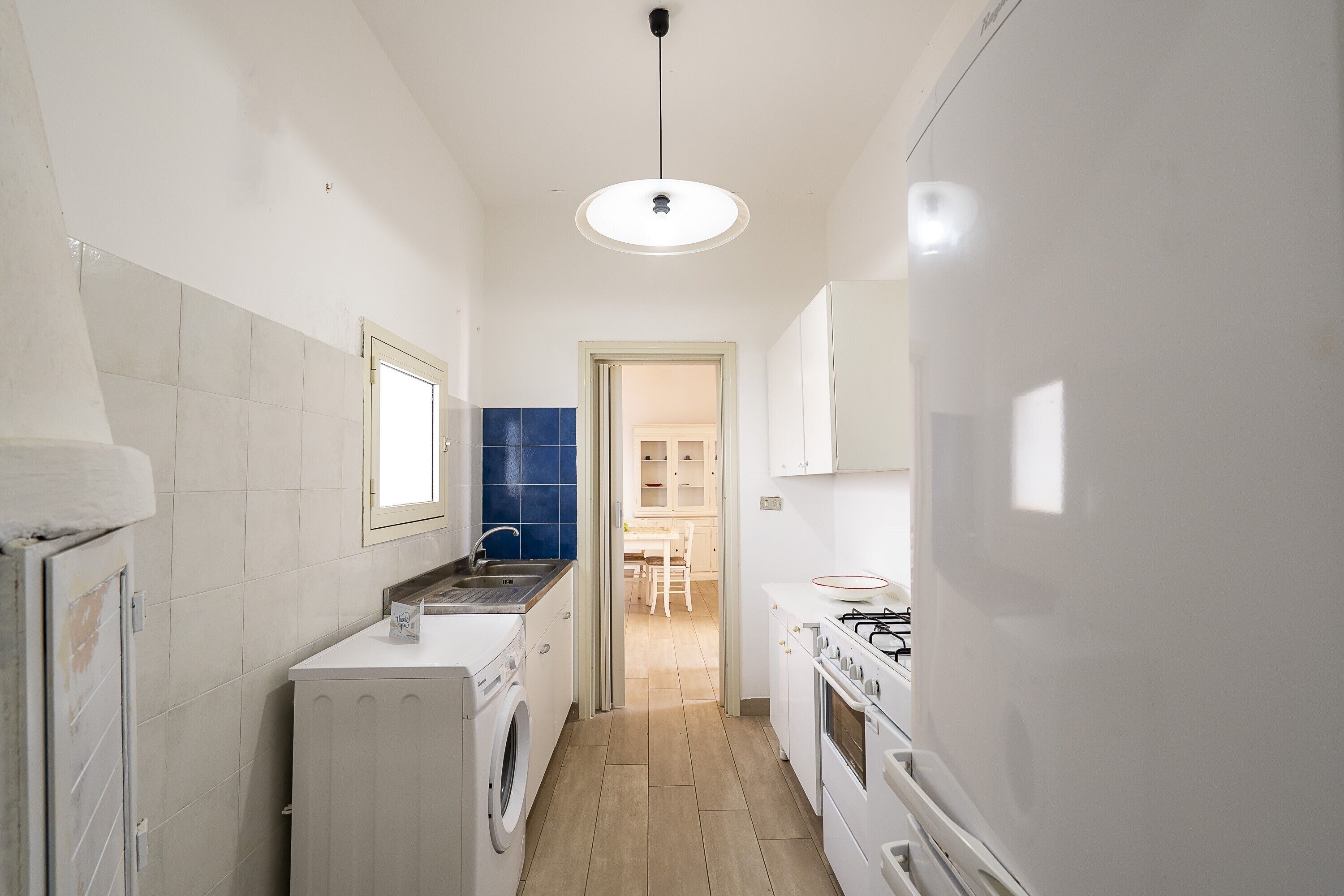 Refrigerador, horno, parrilla de estufa y cafetera y tetera 