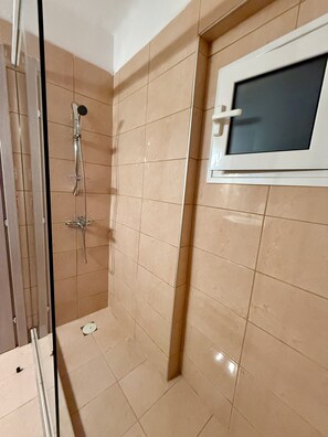 Apartment | Badezimmer | Dusche, Haartrockner, Handtücher, Seife