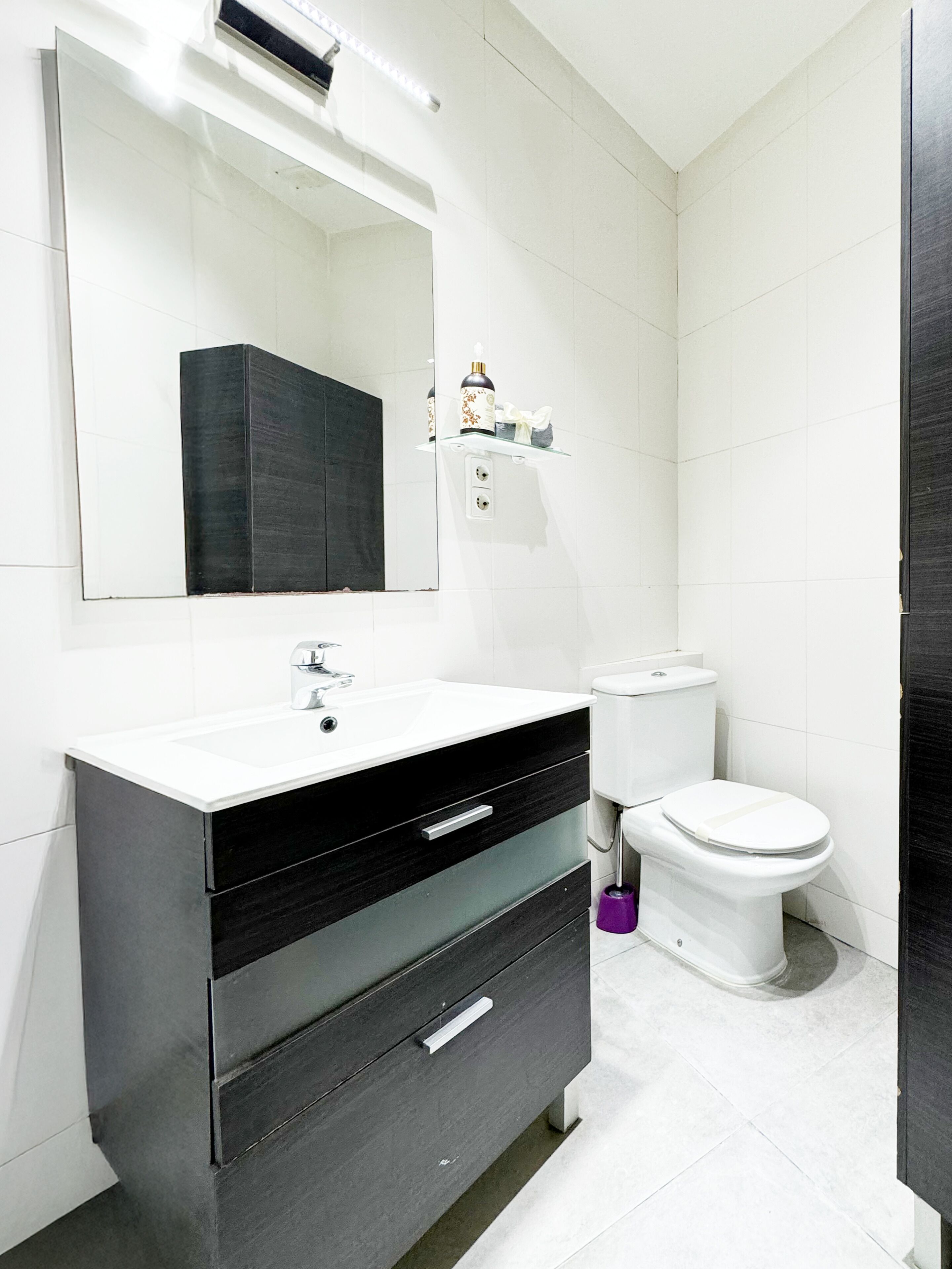 Secador de pelo, toallas, jabón y papel higiénico