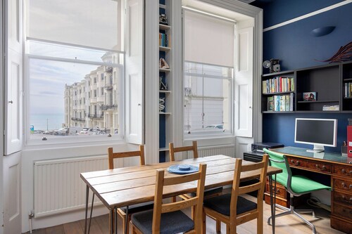 An elegant 2 bedroom flat 2 minutes from Kemptown beach