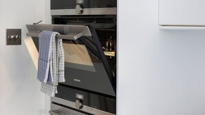 Eine moderne Küche mit eingebautem Ofen und Mikrowelle.