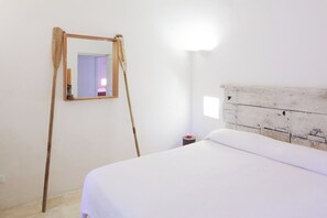 2 عدّة غرف نوم ومكواة/لوح كي وملاءات أسرّة