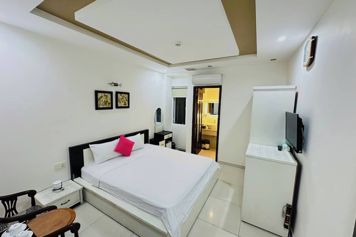 Habitación doble económica, vista a la ciudad | 1 habitación, decoración personalizada, muebles diferentes y escritorio