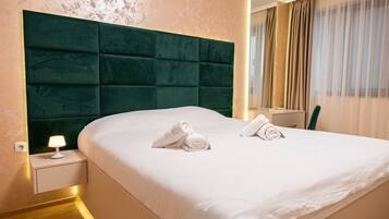 1 habitación, escritorio, tabla de planchar con plancha y wifi