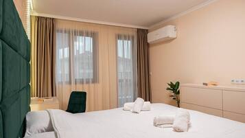 1 dormitorio, escritorio, tabla de planchar con plancha y wifi