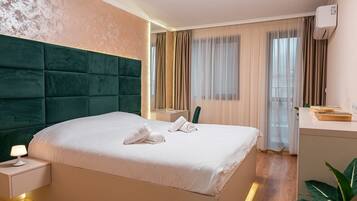 1 habitación, escritorio, tabla de planchar con plancha y wifi