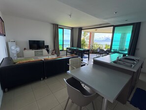 Interior - Condo in Punaauia "Vue Moorea + Piscine" opposite the Anita caravan (Punaauia)