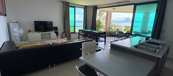 Condo in Punaauia "Vue Moorea + Piscine" opposite the Anita caravan