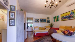 Ein gemütliches Schlafzimmer mit Bett, Nachttisch und einer Essecke mit Tisch und Stühlen.