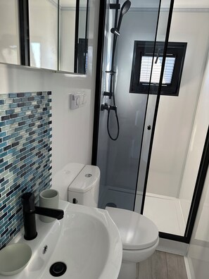 Dusj, hårføner og toalettpapir