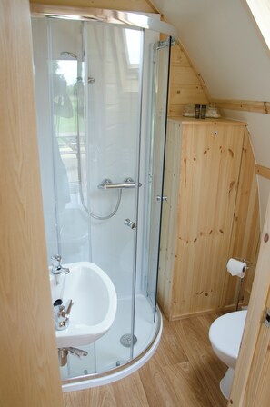 Sèche-cheveux, serviettes fournies, savon, shampoing