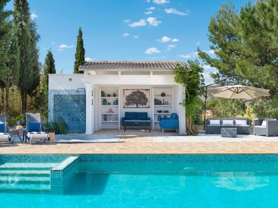 Una piscina al aire libre de temporada