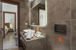 Shower, free toiletries, hair dryer, slippers - Samos Tropic Apartments  (Samos)
