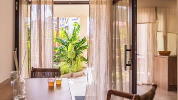 Apartamento conforto, 1 quarto, cozinha, vista para o jardim | Área de estar | TV de tela plana