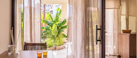 Departamento Confort, 1 habitación, cocina, vista al jardín | Área de sala de estar | Televisión de pantalla plana