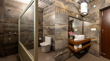 Deluxe Room, Balcony | Bathroom