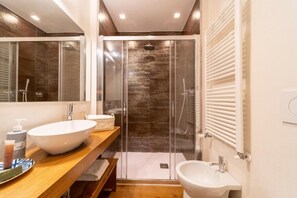 Dusche, Haartrockner, Bidet, Seife