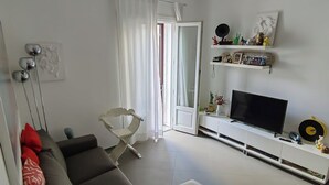 A modern living room with a sofa, a TV, and a coffee table. - Next to the massimo theater, beautiful apartment (Palermo)