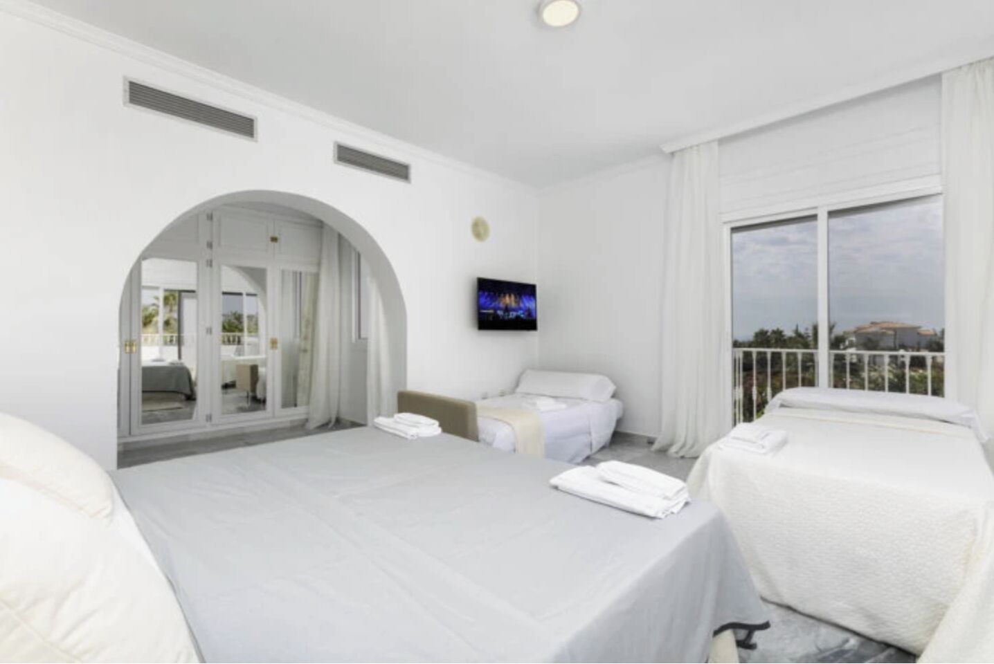 Foto - Elegant Villa Retreat with Lush Gardens