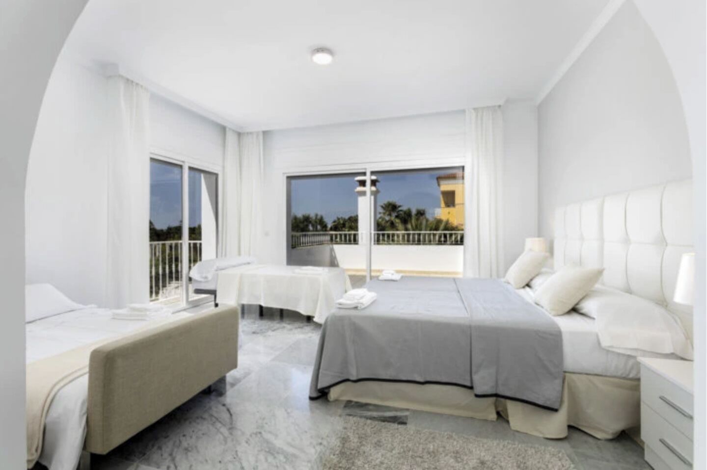 Foto - Elegant Villa Retreat with Lush Gardens