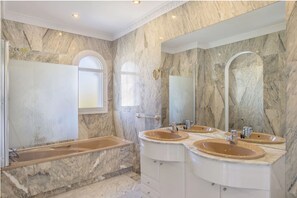 Habitación, vistas al campo de golf | Baño | Artículos de higiene personal gratuitos, secador de pelo y toallas