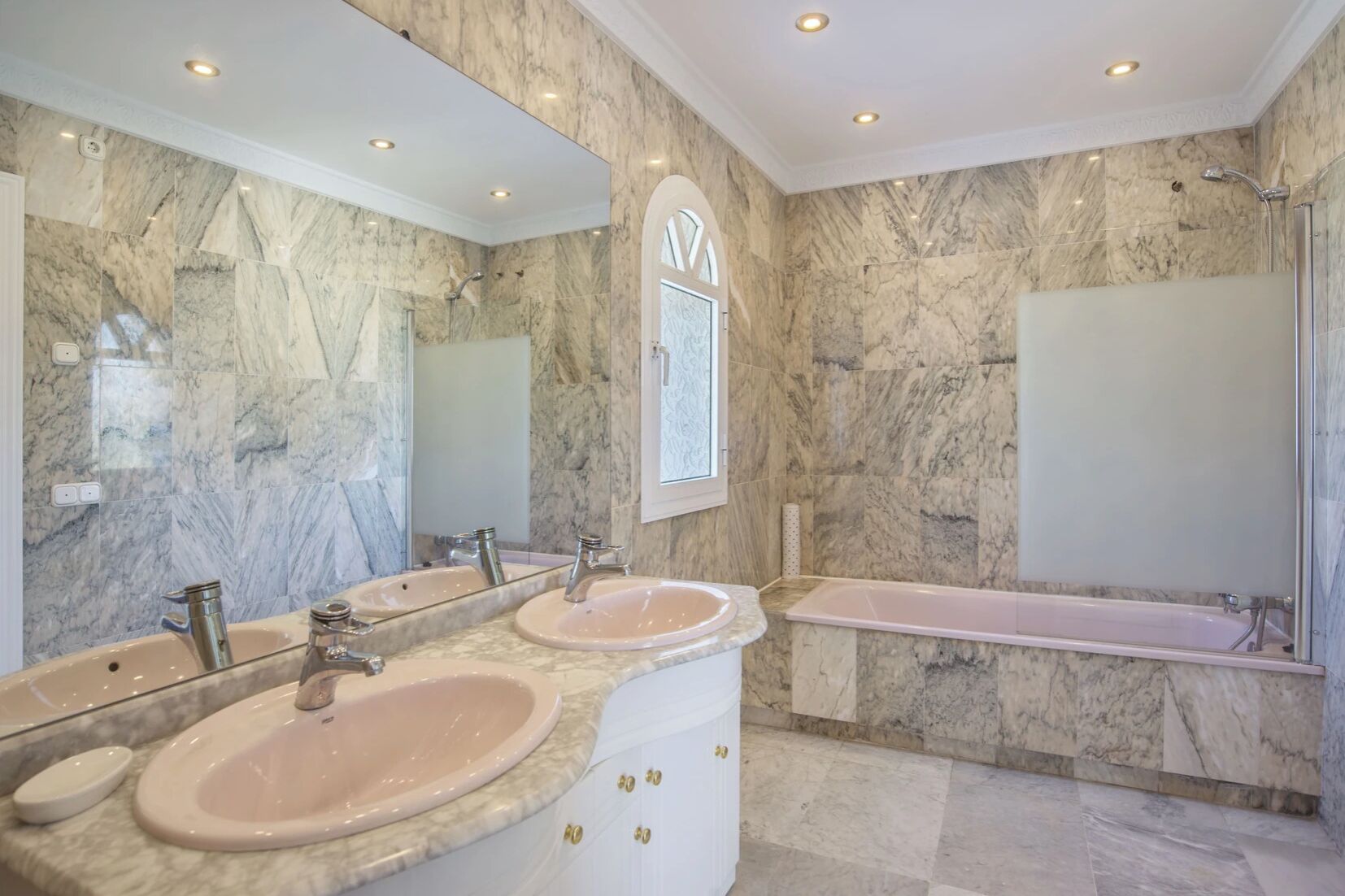 Foto - Elegant Villa Retreat with Lush Gardens