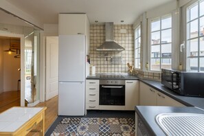 Fridge, microwave, oven, dishwasher - Penthouse with large terrace and panoramic views in Madrid (Madrid)