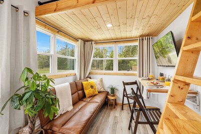 Nook at the Springs | Tiny Home âą Full Kitchen