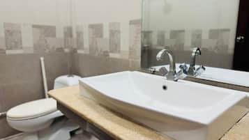 Quarto casal ou duplo luxo, vista para o jardim | Banheiro | Chuveiro, produtos de toalete grátis, roupões de banho, chinelos