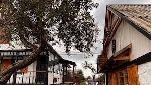 Il s’agit d’un bâtiment traditionnel, doté de fondations en pierre, de poutres en bois et d’un balcon agrémenté d’une rambarde en métal.
