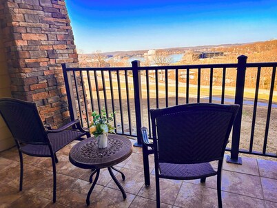Private Four Season Condo (2BED/2BATH/2 Balconies-Pool, Hottub, Golf, Spa, Marina-6PP)