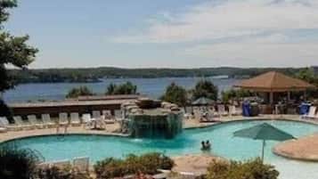 Una piscina cubierta