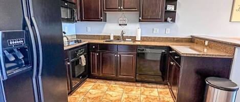 Een koelkast, een microgolfoven, een oven, een kookplaat