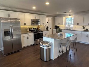Fridge, microwave, oven, stovetop - Sleeps 6-8; Across from Sand Mountain Park (Albertville)