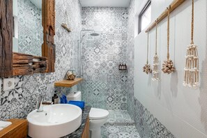 Doccia, asciugacapelli, bidet, asciugamani