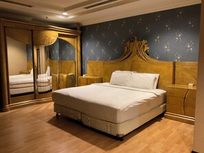 Deluxe Çatı Katı Süiti (Penthouse), Balkon | Mısır pamuklu çarşaf takımı, kaliteli yatak takımı 