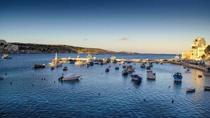 A coastal marina with numerous boats docked along the waterfront. - This apartment is a 1 bedroom(s), 1 bathrooms, located in San Pawl il-Baħar, null. (San Pawl il-Baħar)