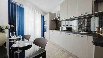 Kühlschrank, Mikrowelle, Ofen, Herdplatte