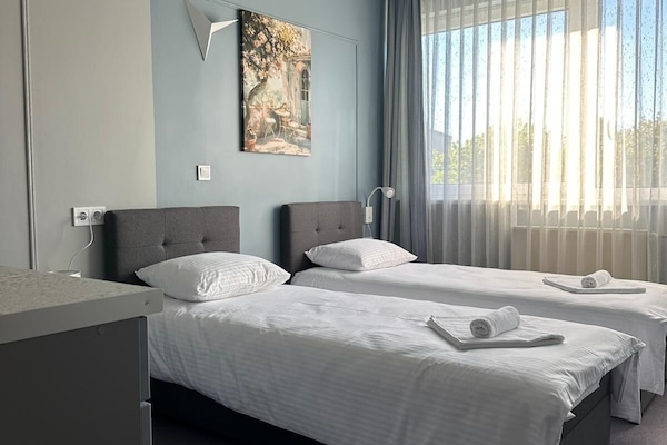 Standaard kamer, 1 twee- of 2 eenpersoonsbedden | 1 slaapkamer, een bureau, een laptopwerkplek