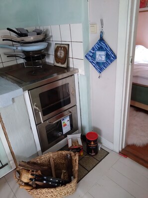 Kühlschrank, Ofen, Herdplatte, Wasserkocher mit Kaffee-/Teezubehör