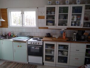 Fridge, oven, stovetop, coffee/tea maker - Offer of recreational rental of rooms northern Roslagen. (Stockholms län)