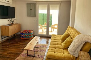 Smart TV, books, stereo