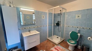 Dusche, Haartrockner, Handtücher, Seife