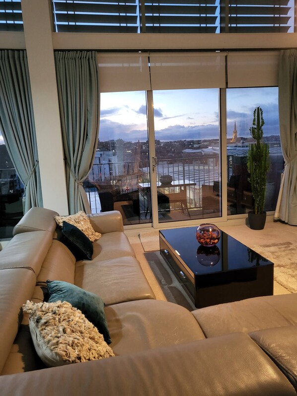 Apartment, 3 Bedrooms, Balcony, Garden View | Living room