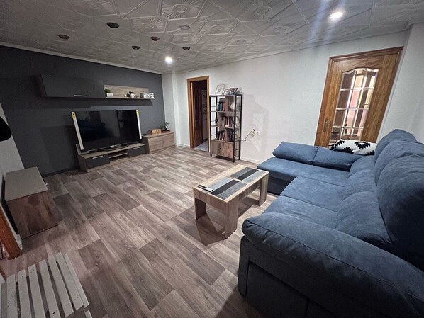 Smart TV, books - La guarida ilicitana: centrally located, comfortable and with personalized services. (Elx)