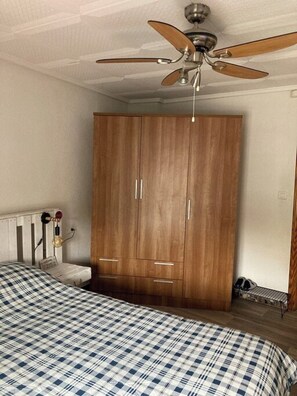 1 Schlafzimmer, Schreibtisch, Bügeleisen/Bügelbrett, WLAN