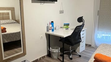 1 habitación, escritorio, tabla de planchar con plancha y wifi