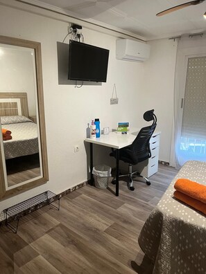 1 Schlafzimmer, Schreibtisch, Bügeleisen/Bügelbrett, WLAN