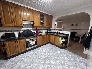 Fridge, microwave, oven, stovetop - La guarida ilicitana: centrally located, comfortable and with personalized services. (Elx)