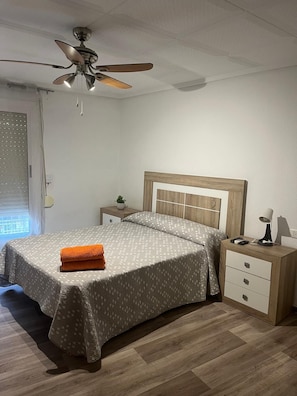 1 bedroom, desk, iron/ironing board, WiFi - La guarida ilicitana: centrally located, comfortable and with personalized services. (Elx)